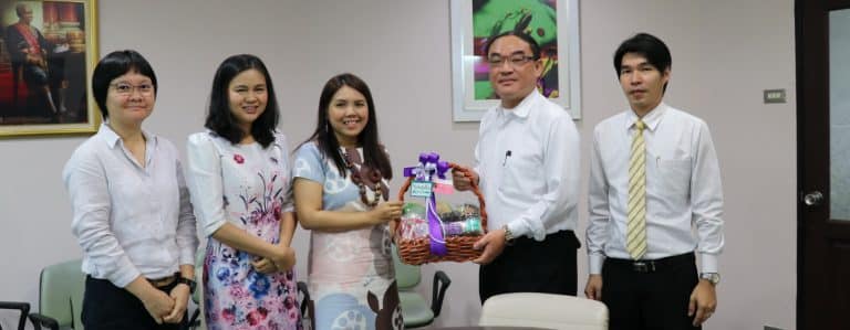 คณบดีคณะสหเวชศาสตร์ พร้อมคณะผู้บริหาร เข้าสวัสดีปีใหม่และมอบกระเช้าของขวัญ แด่ ศาสตราจารย์ ดร.บุญไชย สถิตมั่นในธรรม รองอธิการบดี