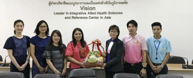 ภาควิชาโภชนาการและการกำหนดอาหาร พร้อมคณาจารย์ประจำภาควิชา และบุคลากรสายสนับสนุน เข้าสวัสดีปีใหม่และมอบกระเช้าของขวัญ แด่ ผู้ช่วยศาสตราจารย์ ดร.ปาลนี อัมรานนท์ คณบดีคณะสหเวชศาสตร์