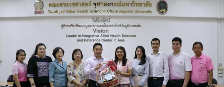 ภาควิชาเคมีคลินิก พร้อมคณาจารย์ประจำภาควิชา และบุคลากรสายสนับสนุน เข้าสวัสดีปีใหม่และมอบกระเช้าของขวัญ แด่ ผู้ช่วยศาสตราจารย์ ดร.ปาลนี อัมรานนท์ คณบดีคณะสหเวชศาสตร์