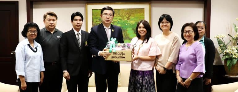 คณบดี พร้อมผู้บริหาร เข้าสวัสดีปีใหม่และมอบกระเช้าของขวัญ แด่ อธิการบดี ศาสตราจารย์ ดร.บัณฑิต เอื้ออาภรณ์