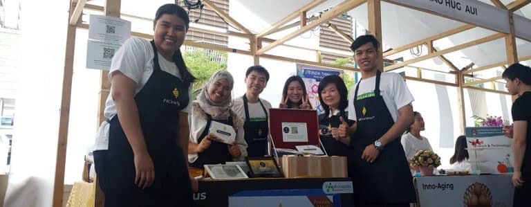 ทีมนิสิตสาขาโภชนาการและการกำหนดอาหาร ที่ได้รับรางวัล รองชนะเลิศอันดับ 2 กลุ่มนวัตกรรมอาหารผู้สูงอายุ (Food For Aging)
