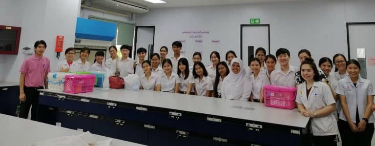 คณะทำงานโครงการระบบความปลอดภัยอาหารของโรงอาหารรวมในจุฬาลงกรณ์มหาวิทยาลัย ลงพื้นที่ตรวจโรงอาหาร