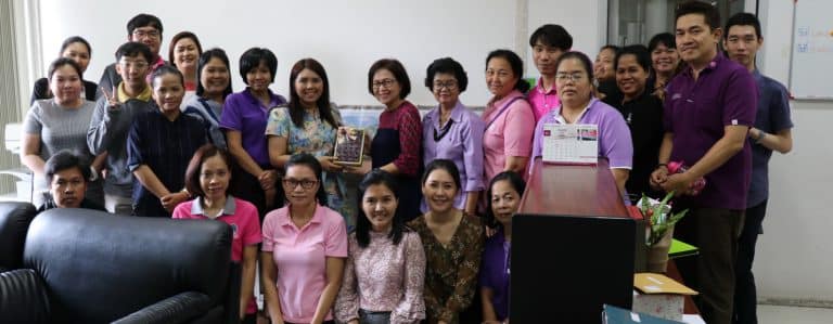 ผู้อำนวยการฝ่ายบริหารและผู้อำนวยการฝ่ายวิชาการรวมถึงบุคลากรคณะสหเวชศาสตร์เข้าสวัสดีปีใหม่และมอบกระเช้าของขวัญ แด่ ผู้ช่วยศาสตราจารย์.ดร.ปาลนี อัมรานนท์ คณบดีคณะสหเวชศาสตร์ จุฬาลงกรณ์มหาวิทยาลัย