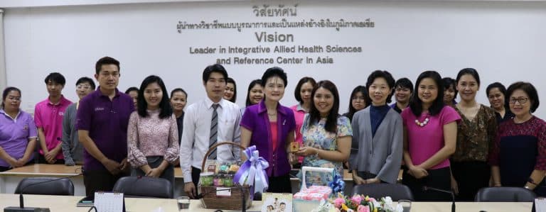 คณบดีคณะสหเวชศาสตร์ พร้อมคณะผู้บริหาร และบุคลากร เข้าสวัสดีปีใหม่และมอบกระเช้าของขวัญ แด่ ผู้ช่วยศาสตราจารย์ ดร. วนิดา นพพรพันธุ์ อดีตคณบดีคณะสหเวชศาสตร์