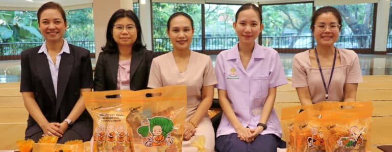 พิธีทำบุญตักบาตรพระสงฆ์ ๑๐๗ รูป ซึ่งจัดโดยสำนักงานบริหารกิจการนิสิตเเละชมรมพุทธศาสตร์เเละประเพณีจุฬาลงกรณ์มหาวิทยาลัย เนื่องในเทศกาลปีใหม่ ๒๕๖๗